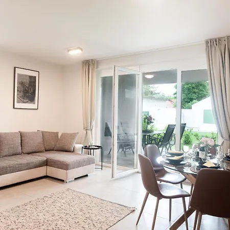 Modern apartman kerti medencével közel a vízparthoz *