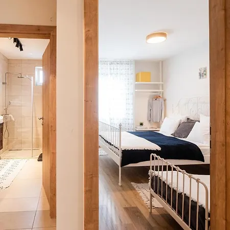 Modern apartman kerti medencével közel a vízparthoz Apartman