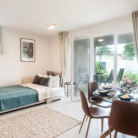 Modern apartman kerti medencével közel a vízparthoz Siófok