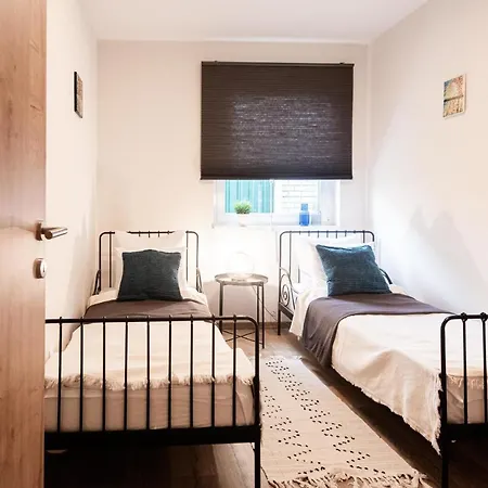 Modern apartman kerti medencével közel a vízparthoz * Siófok