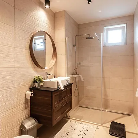 Modern apartman kerti medencével közel a vízparthoz * Siófok