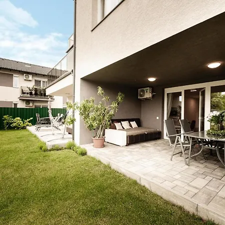 Apartman Modern apartman kerti medencével közel a vízparthoz