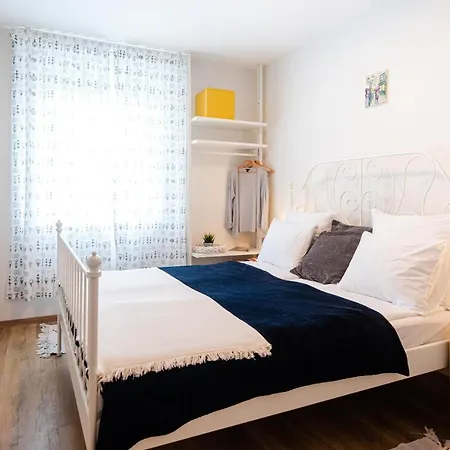 Modern apartman kerti medencével közel a vízparthoz Apartman