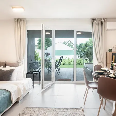 Modern apartman kerti medencével közel a vízparthoz Siófok