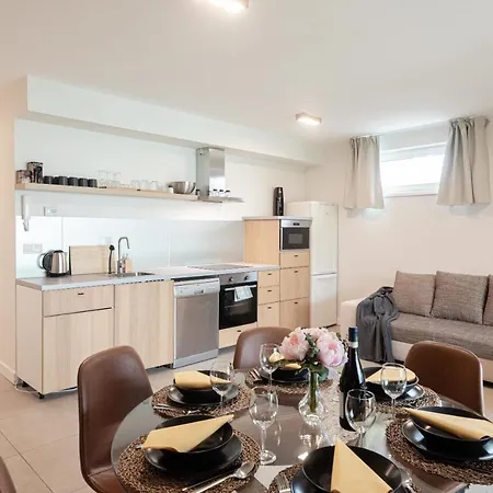 Modern apartman kerti medencével közel a vízparthoz Siófok