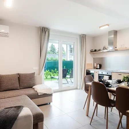 Modern apartman kerti medencével közel a vízparthoz Apartman Siófok