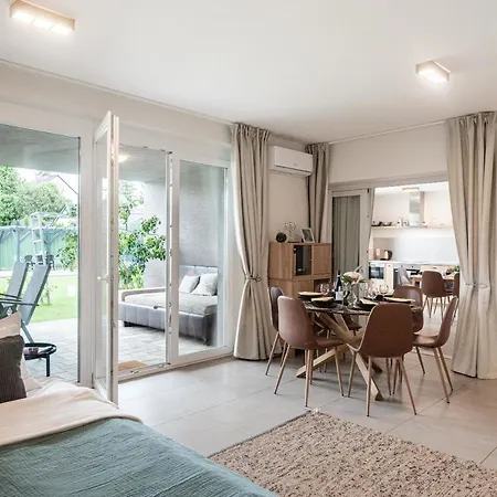 Modern apartman kerti medencével közel a vízparthoz Apartman *