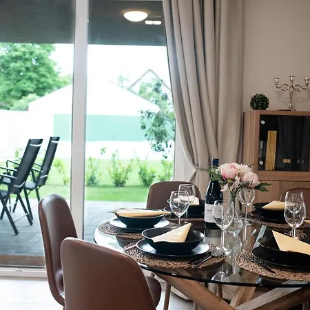 Modern apartman kerti medencével közel a vízparthoz Apartman *