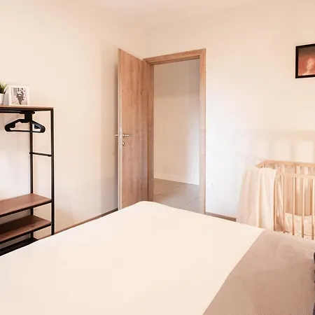 Modern apartman kerti medencével közel a vízparthoz Apartman *