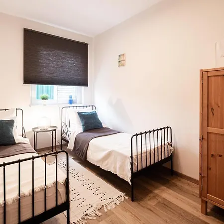 Modern apartman kerti medencével közel a vízparthoz Apartman *