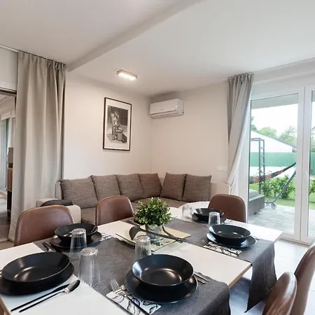 Modern apartman kerti medencével közel a vízparthoz Apartman *