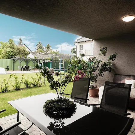 Modern apartman kerti medencével közel a vízparthoz Siófok