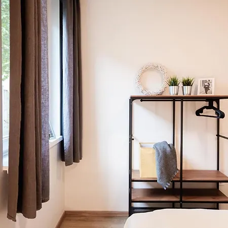Modern apartman kerti medencével közel a vízparthoz *