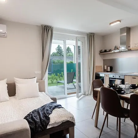 Apartman Modern apartman kerti medencével közel a vízparthoz *