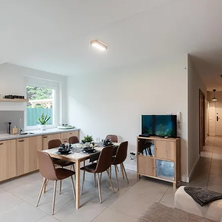 Modern apartman kerti medencével közel a vízparthoz *