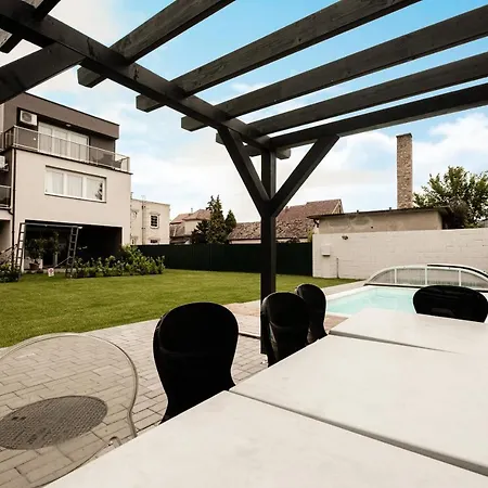 Modern apartman kerti medencével közel a vízparthoz *