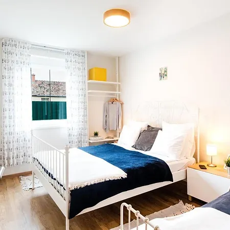 Modern apartman kerti medencével közel a vízparthoz *