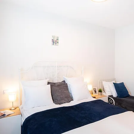 Modern apartman kerti medencével közel a vízparthoz Apartman *