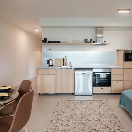 Modern apartman kerti medencével közel a vízparthoz