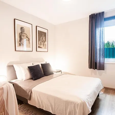 Modern apartman kerti medencével közel a vízparthoz *