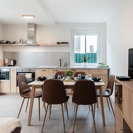 Modern apartman kerti medencével közel a vízparthoz Apartman