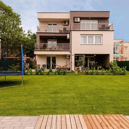 Modern apartman kerti medencével közel a vízparthoz Apartman Siófok